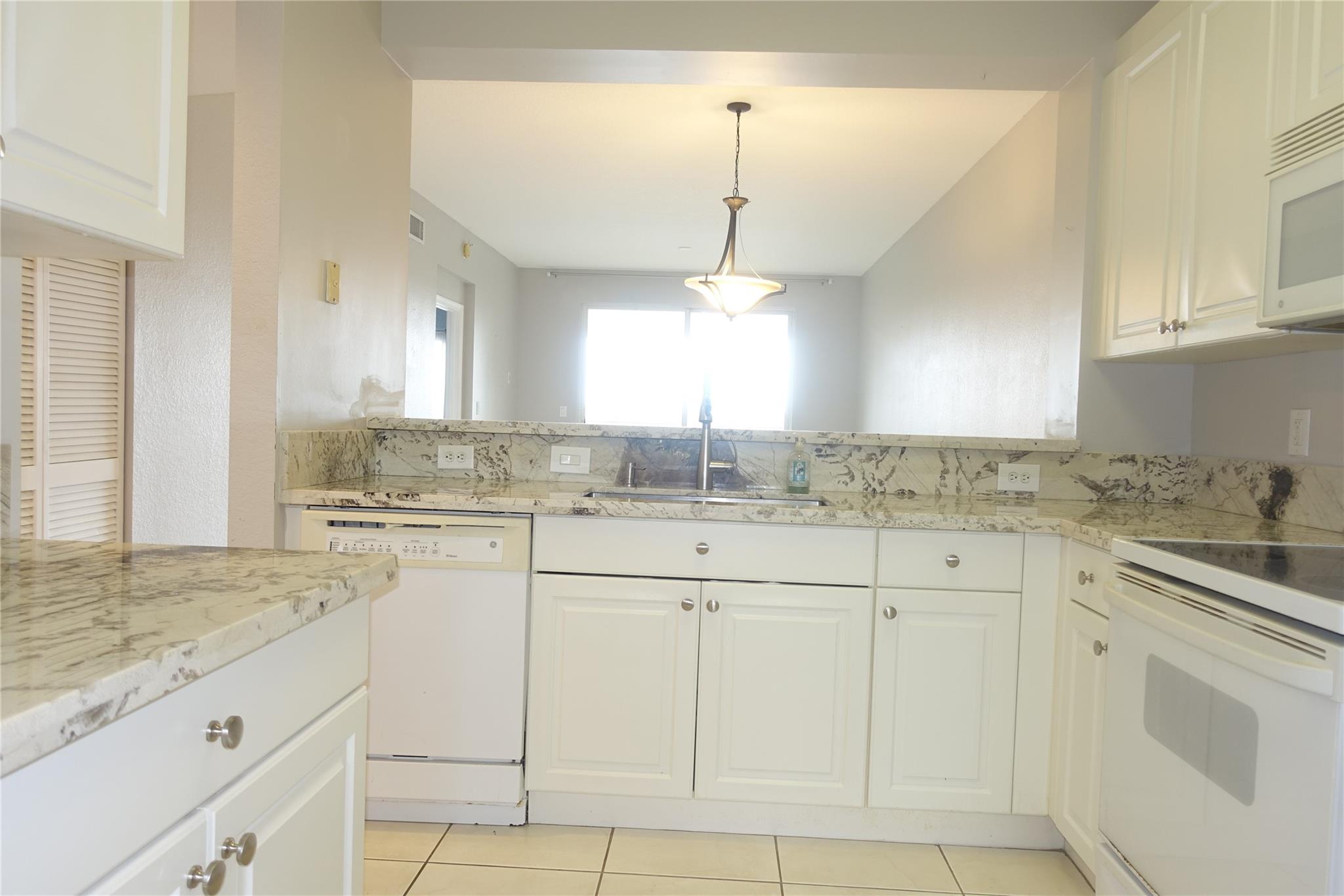 7755 Yardley Dr 404 Property Photo 3