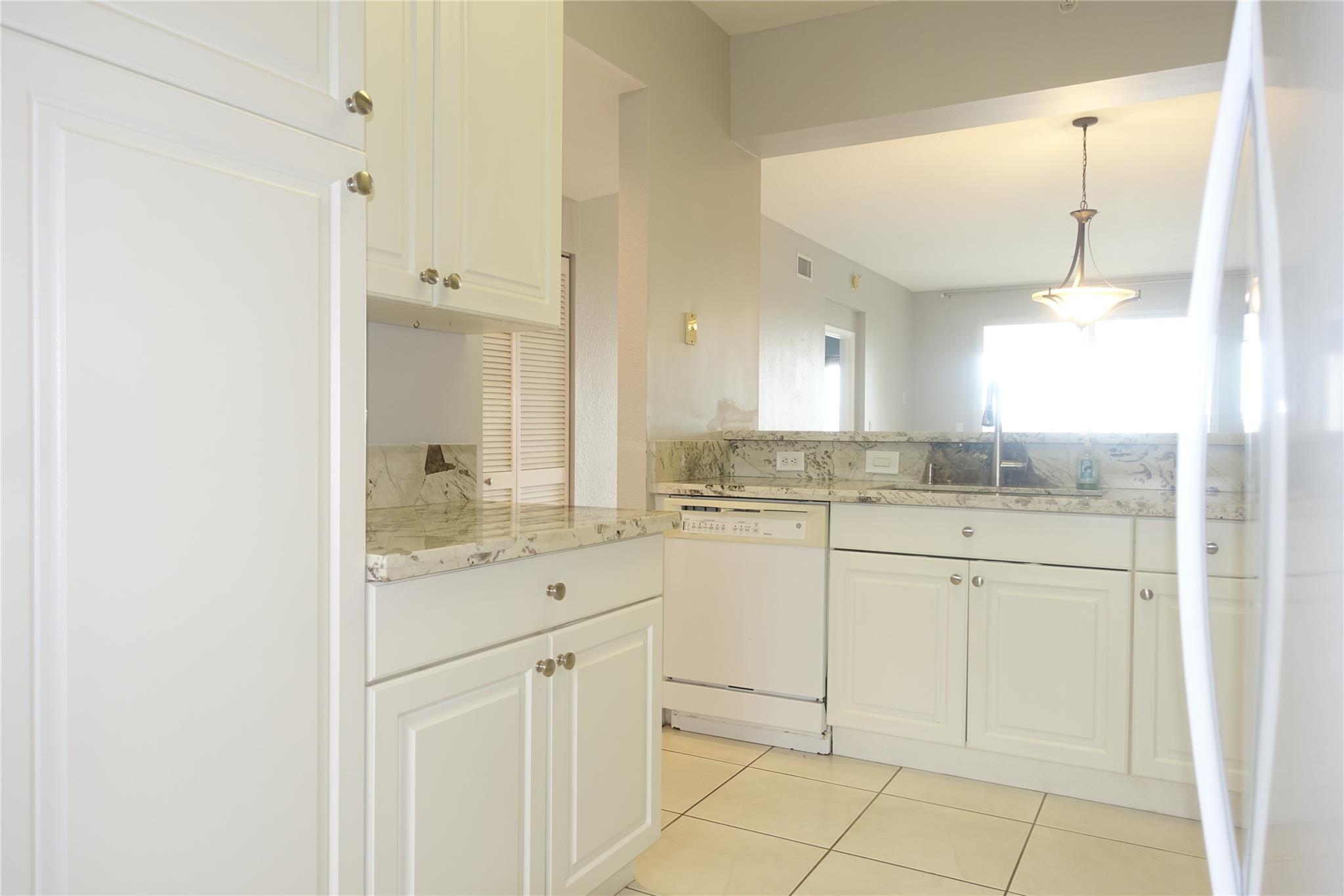 7755 Yardley Dr 404 Property Photo 4