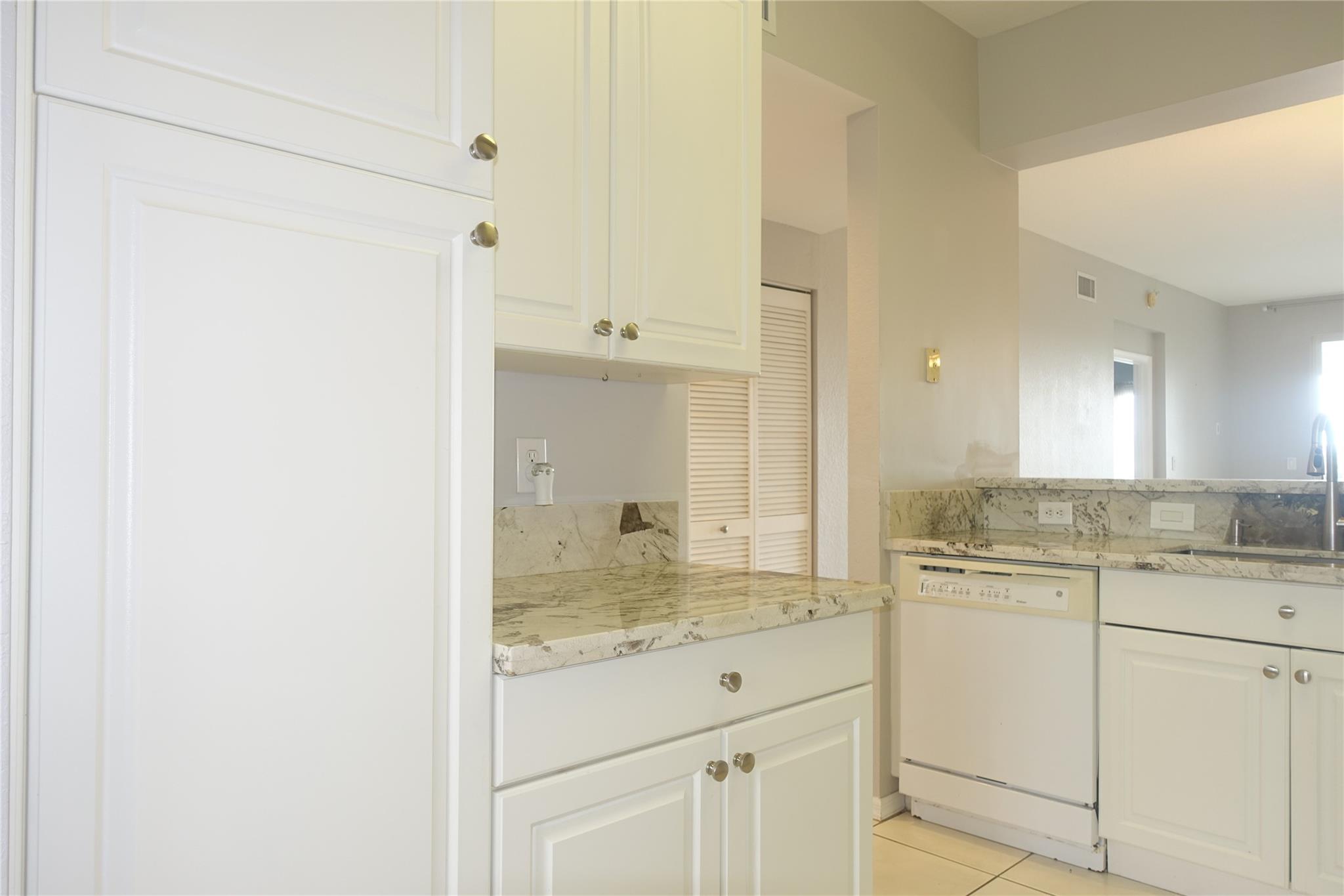7755 Yardley Dr 404 Property Photo 7