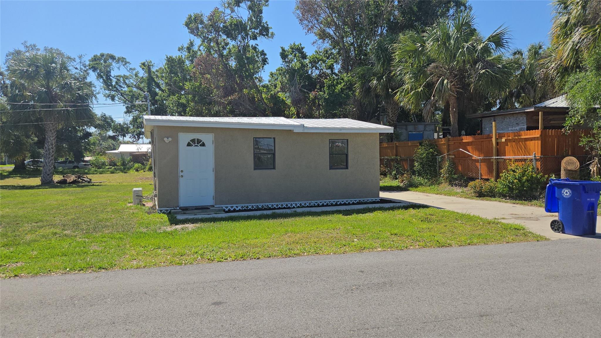 1712 38th Ln Property Photo 1