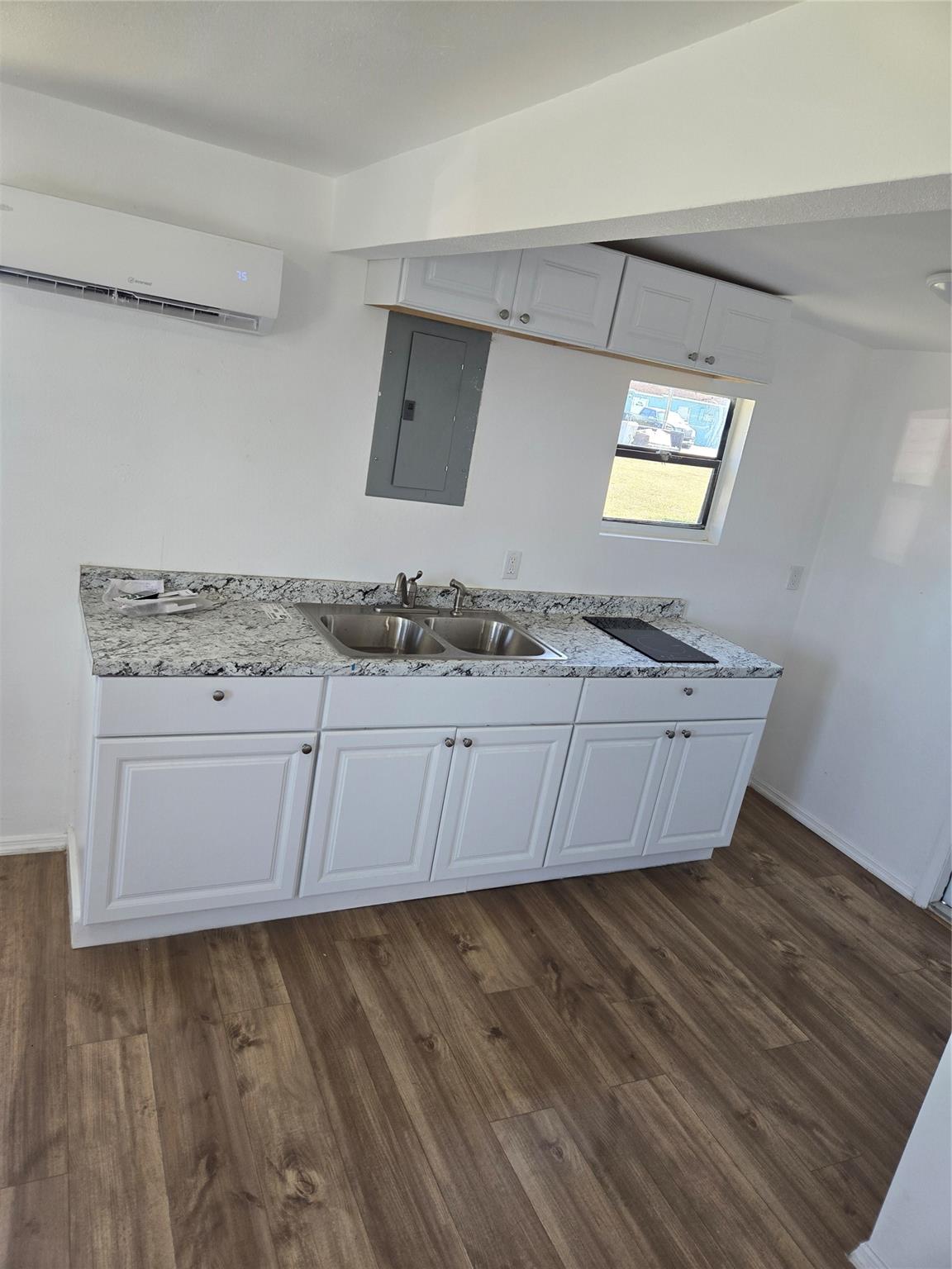 1712 38th Ln Property Photo 3
