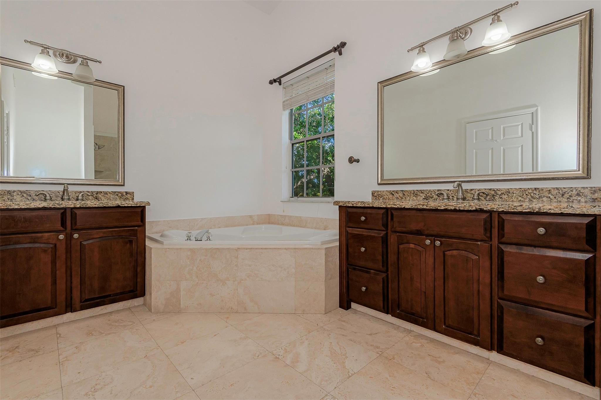 537 Ne 17th Way Property Photo 27