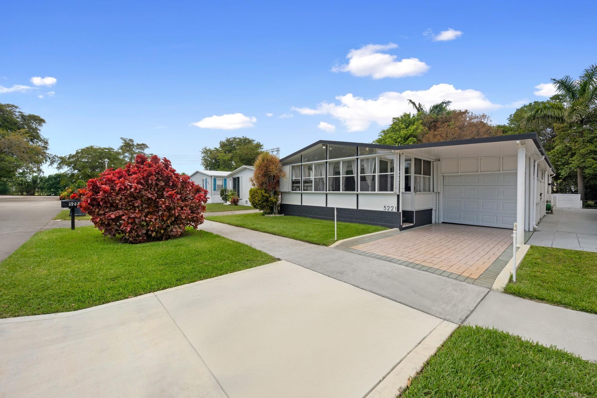 5221 SW 30th Way Property Photo 1