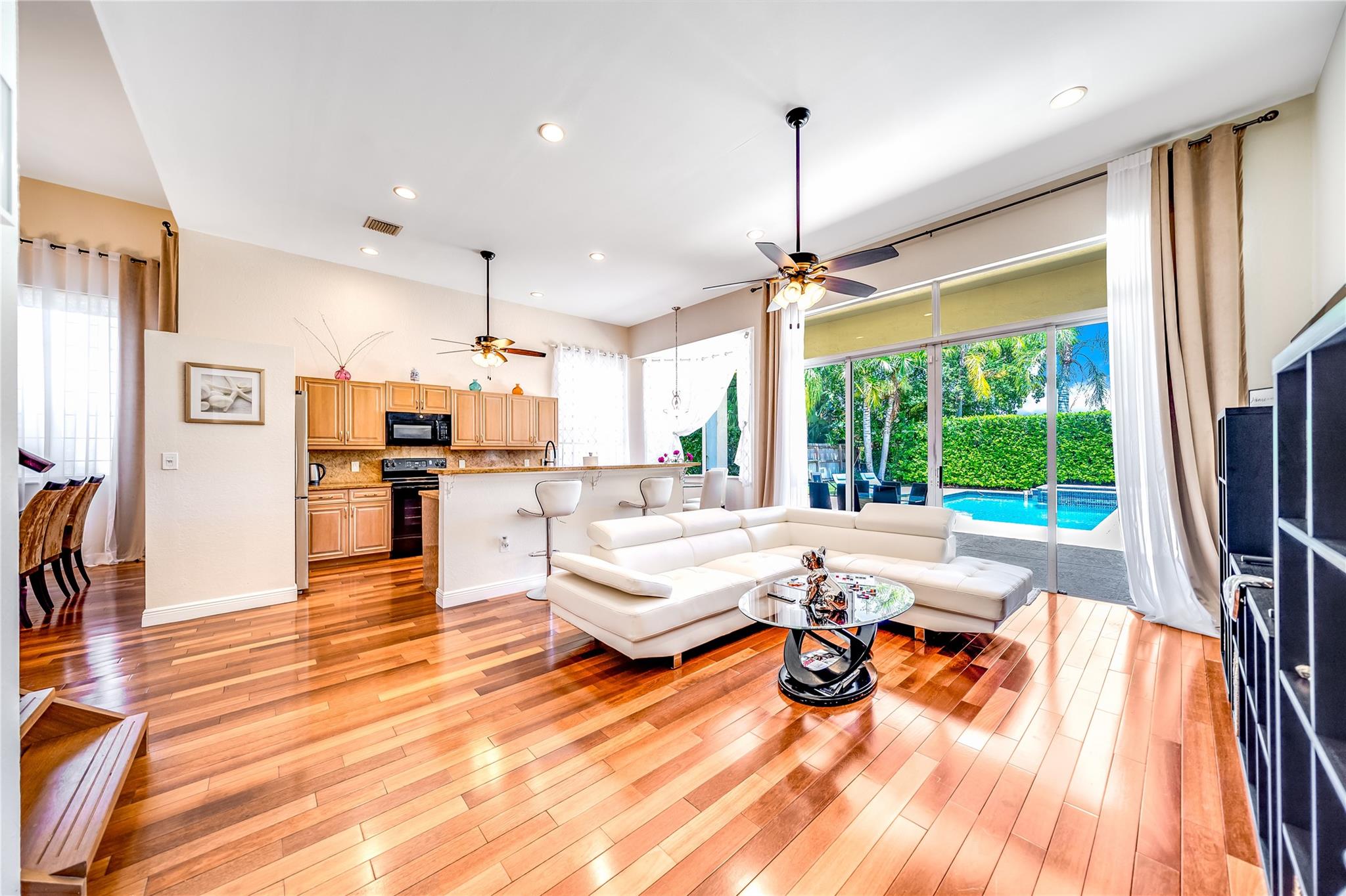 1241 S 13th Ave Property Photo 1