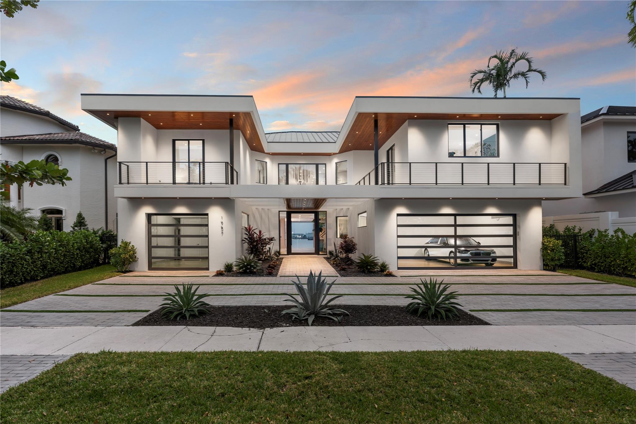 1957 Harbourview Dr Property Photo 2