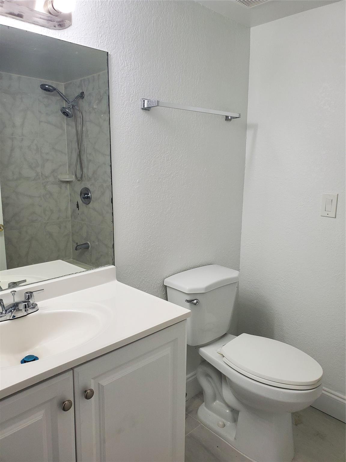4205 N University Dr 211 Property Photo 13