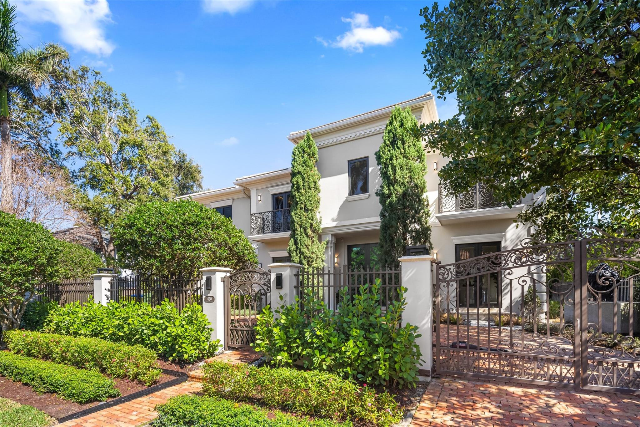 620 Coral Way Property Photo 4