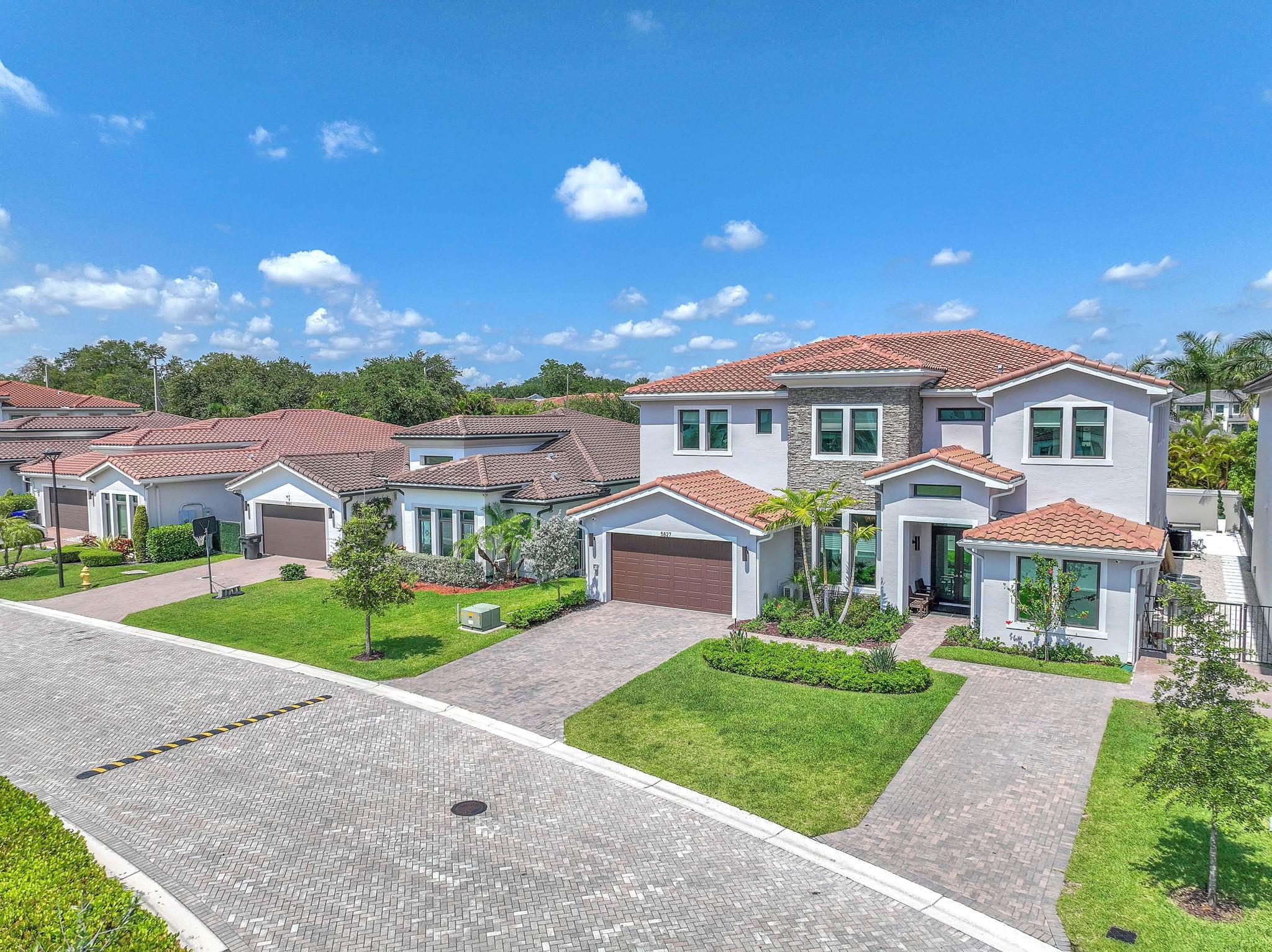 5827 Brookfield Cir W Property Photo 4