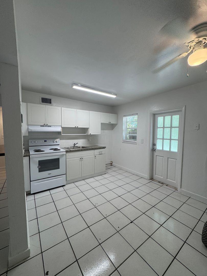 709 Sw 14th Ave 3 Property Photo 3