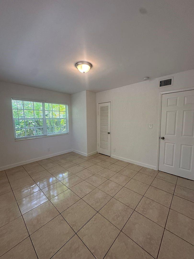 709 Sw 14th Ave 3 Property Photo 5