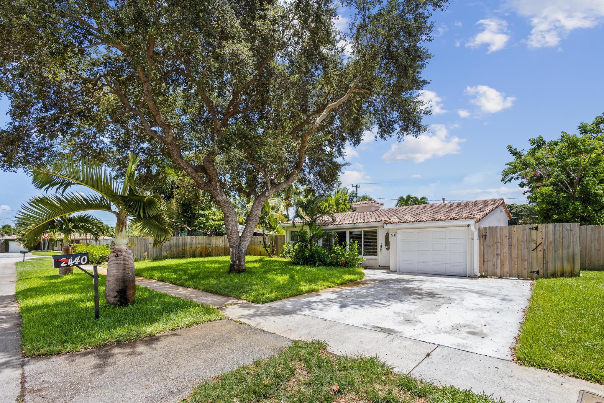 2440 SW 16th St Property Photo 1