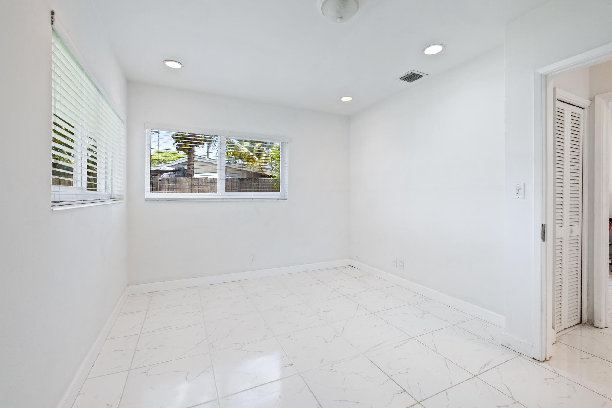 2440 Sw 16th St Property Photo 9