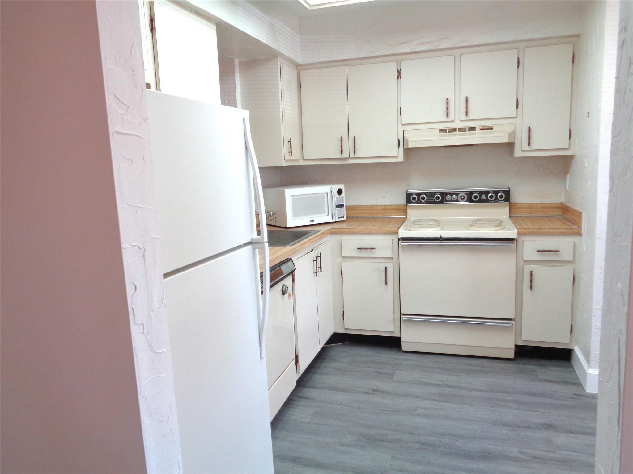 7320 Lake Circle Drive 101 Property Photo 4
