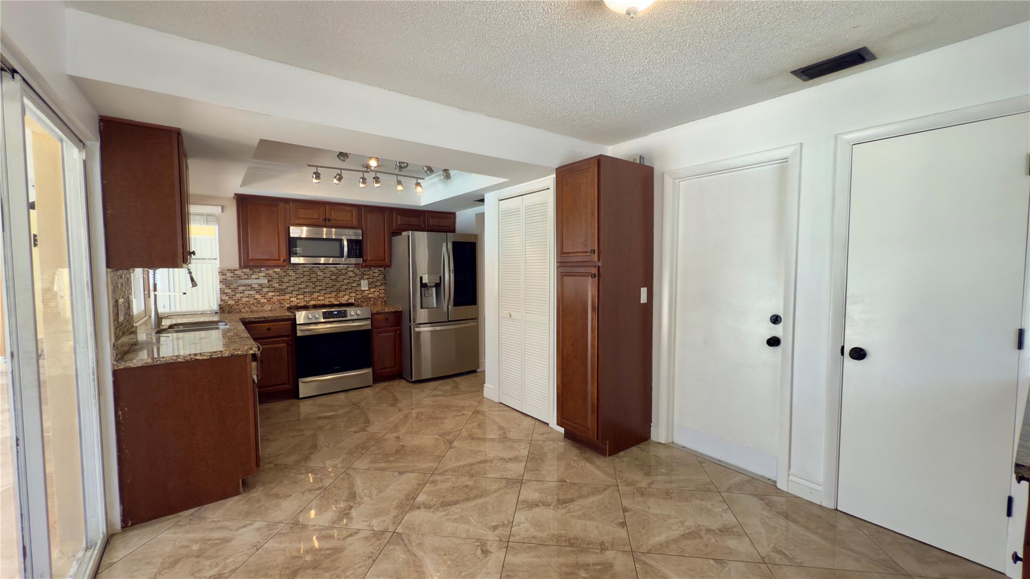 6957 Nw 9th Ct Property Photo 14