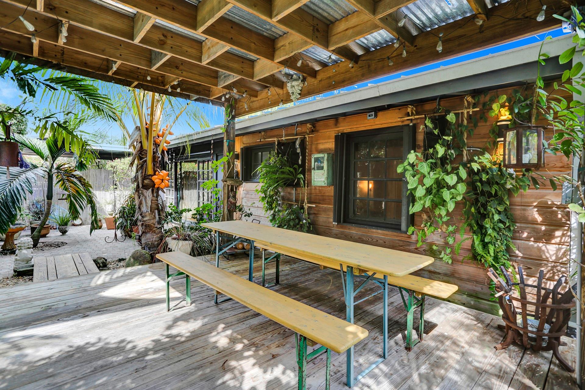 1613 Sw 5th Ct Property Photo 3