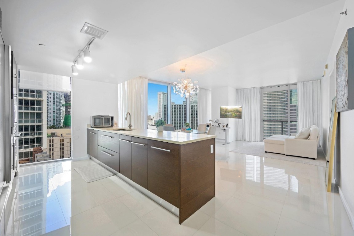 475 Brickell Avenue 1815 Property Photo 4