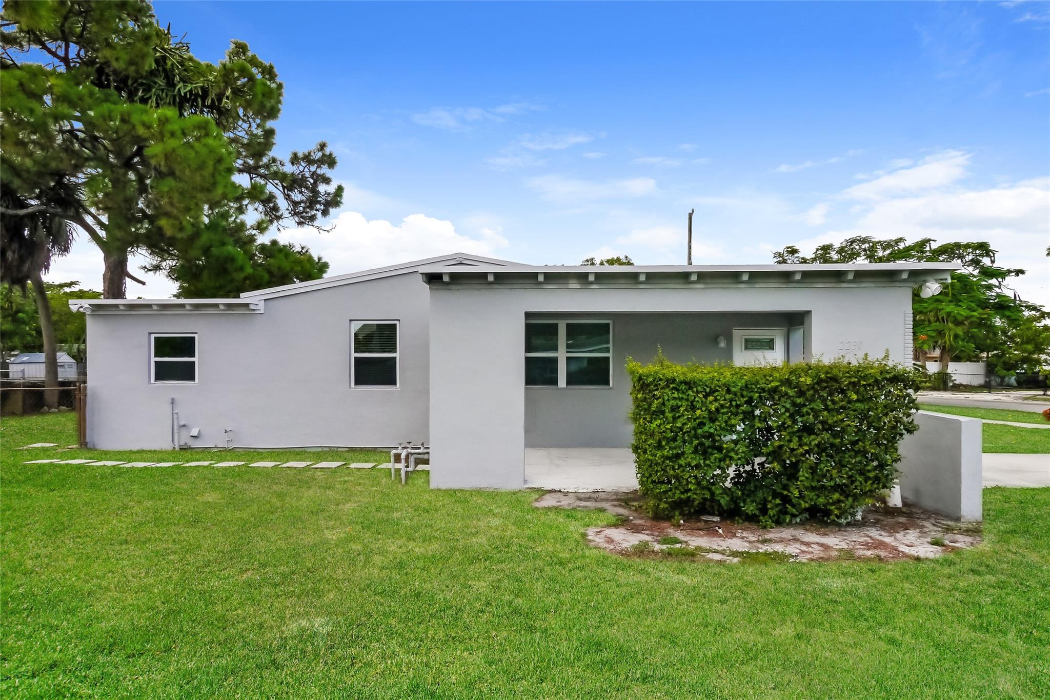 2230 SW 5th St Property Photo 1