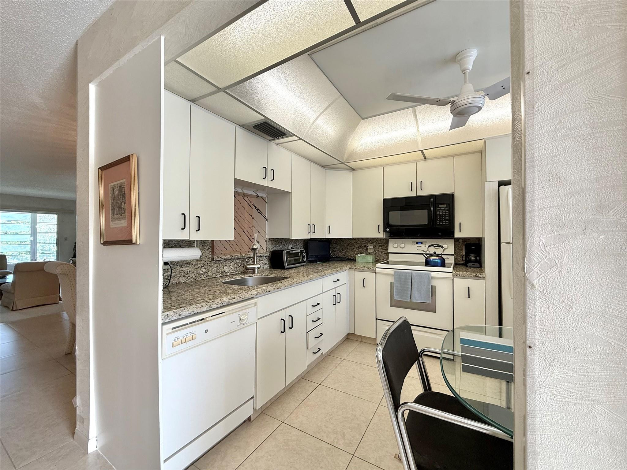 2504 Antigua Terrace D2 Property Photo 6
