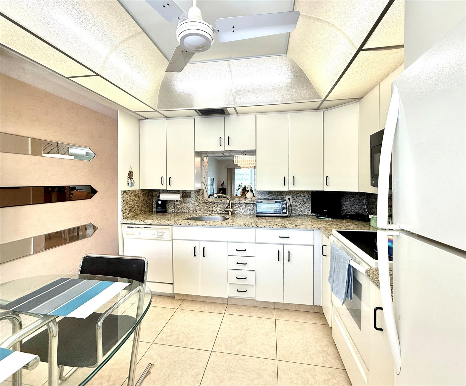 2504 Antigua Terrace D2 Property Photo 7