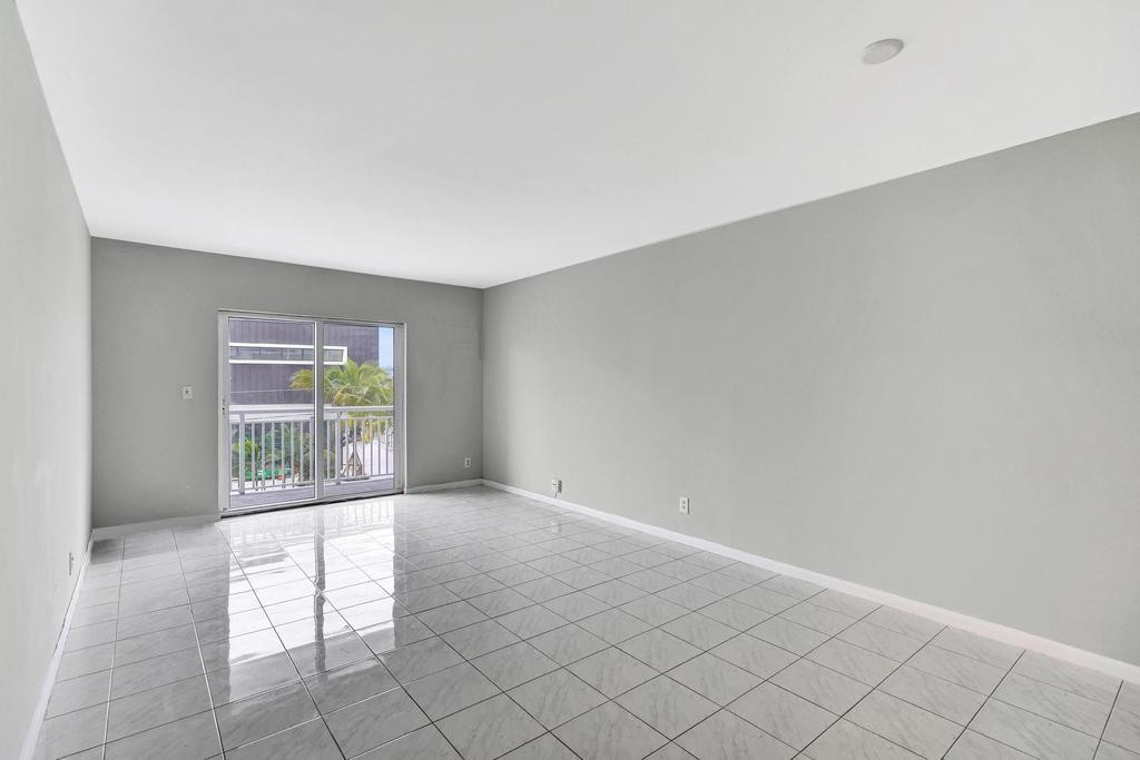 200 S Birch Road 305 Property Photo 9
