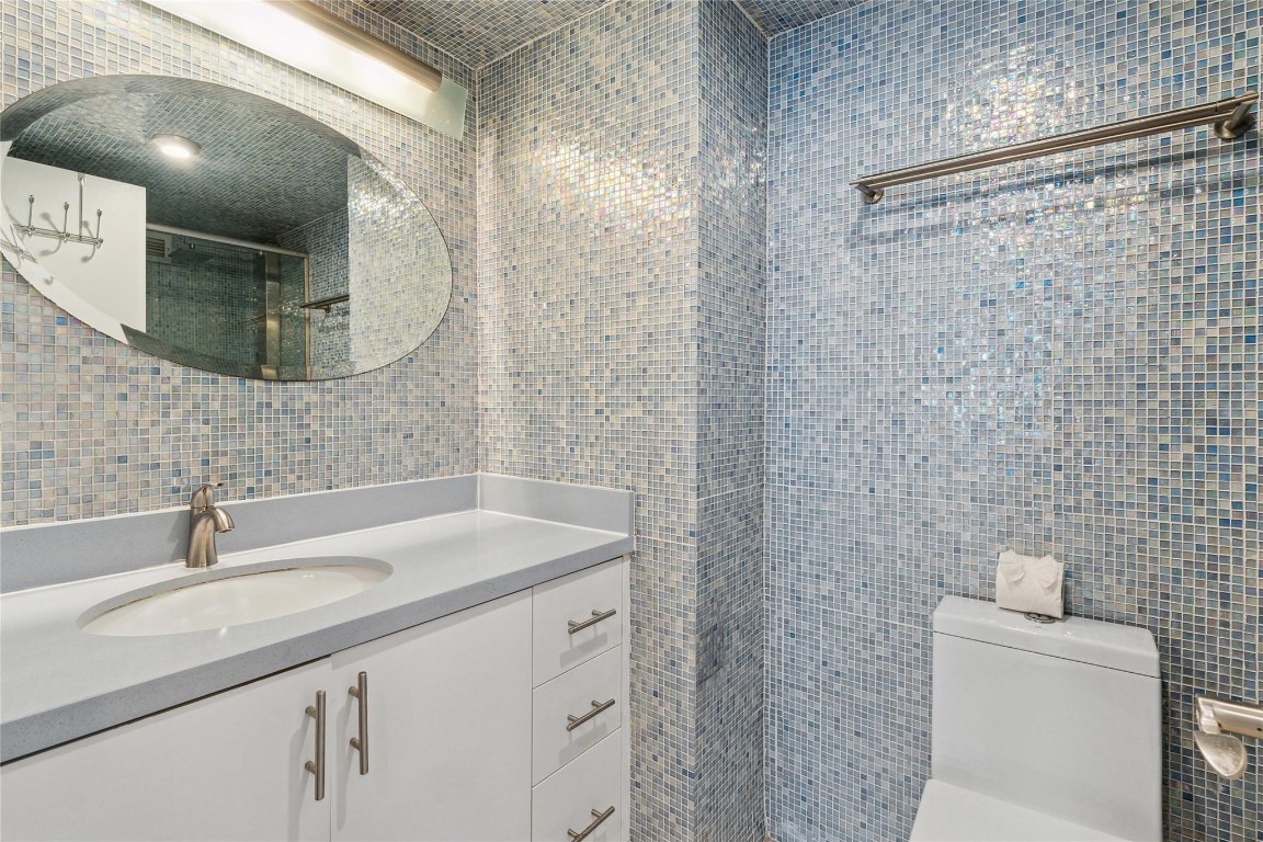 2301 Collins Avenue 1015 Property Photo 10