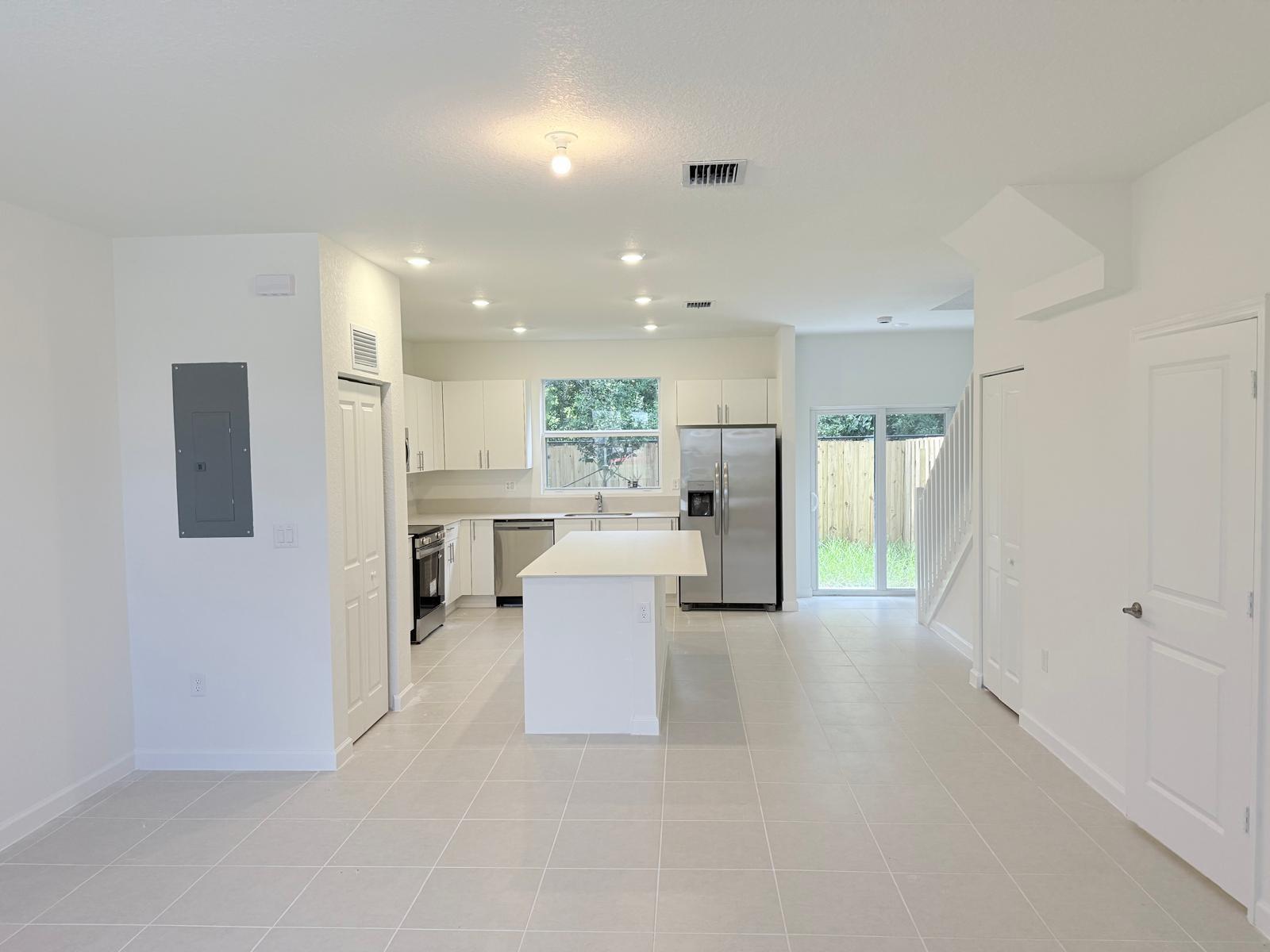 154 SE 10th Ct Property Photo 1