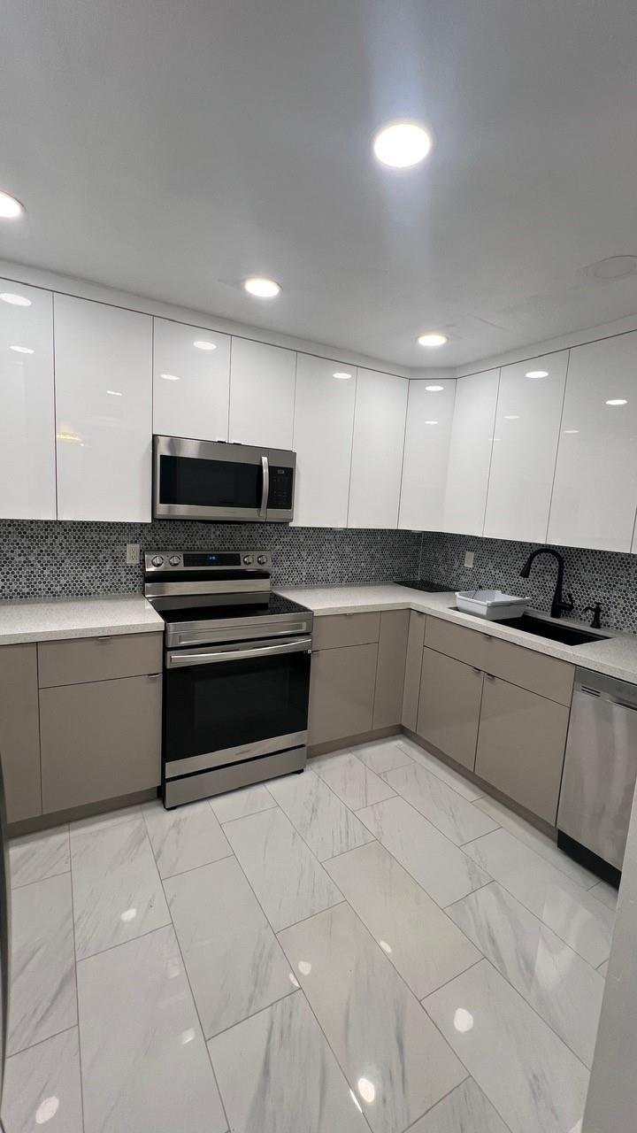 900 NE 195th St 314 Property Photo 1