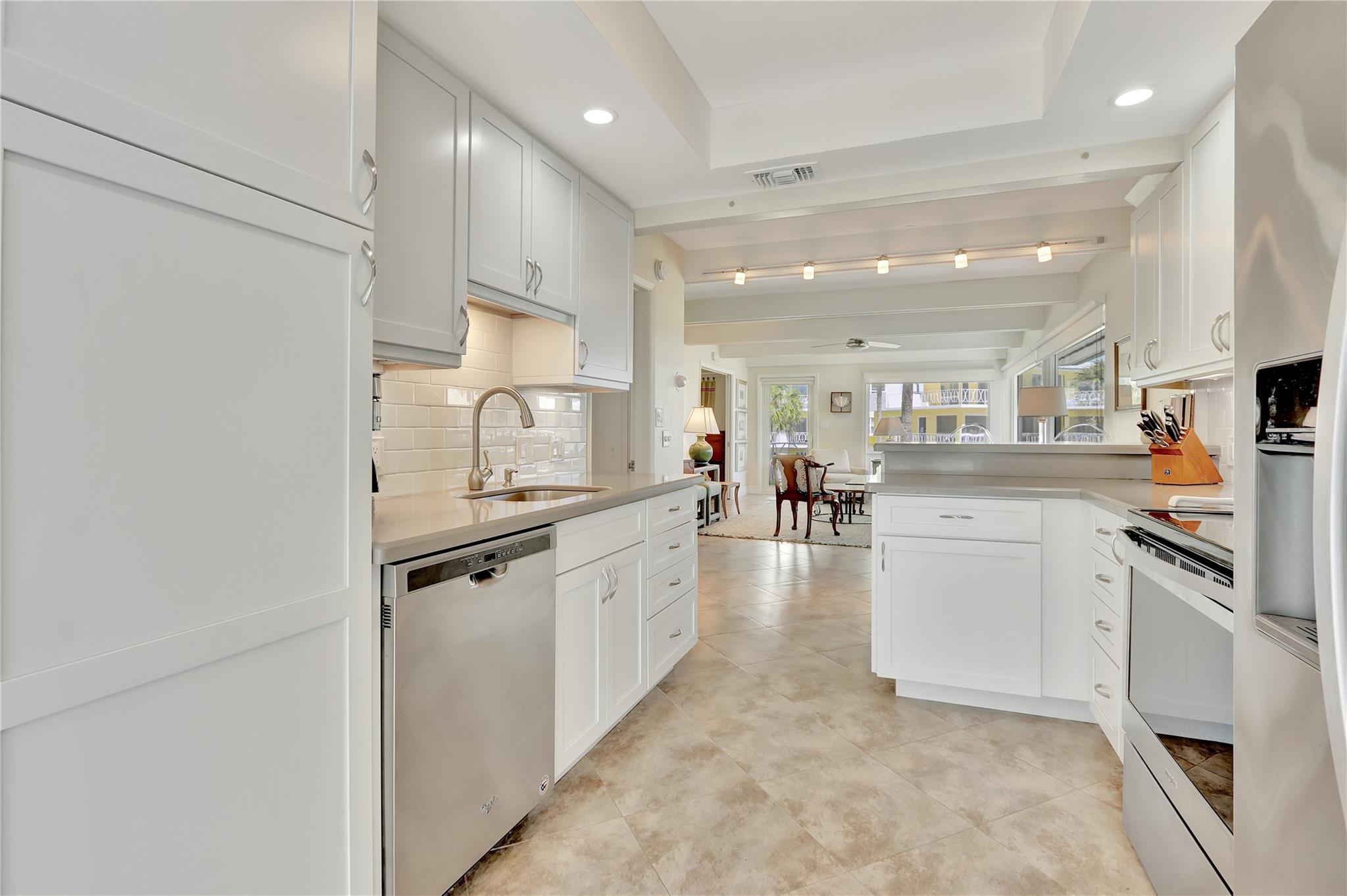 2000 S Ocean Ln 13 Property Photo 9