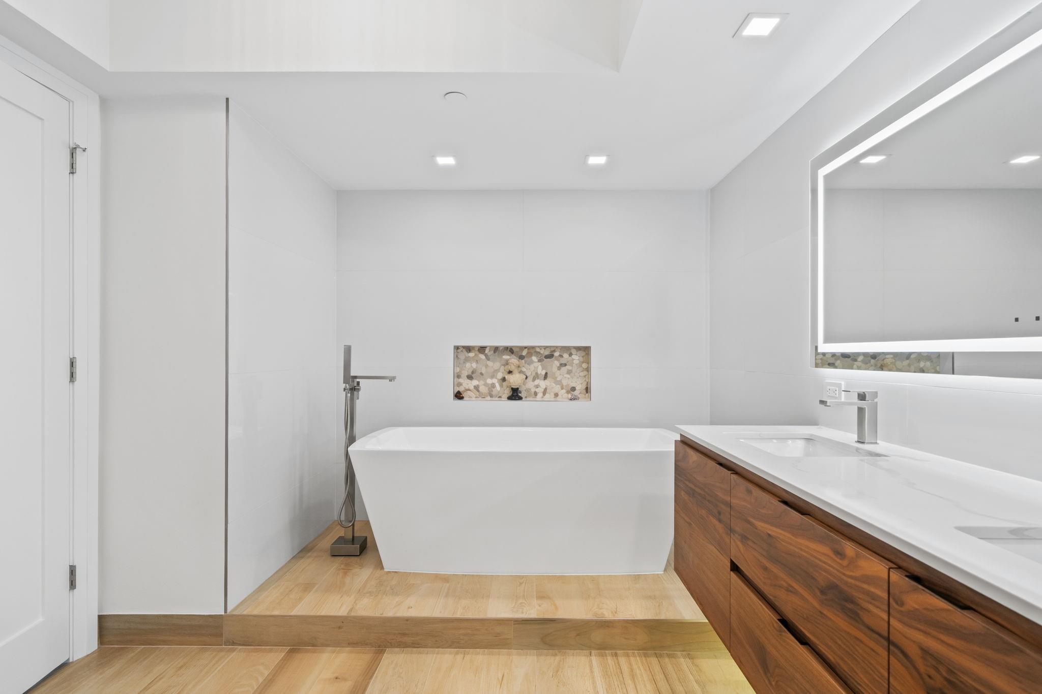 411 N New River Dr 2805 Property Photo 15