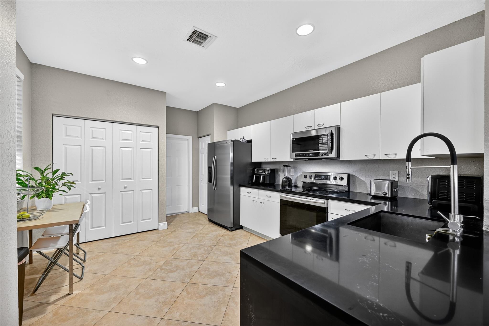 3932 Mango Dr Property Photo 3