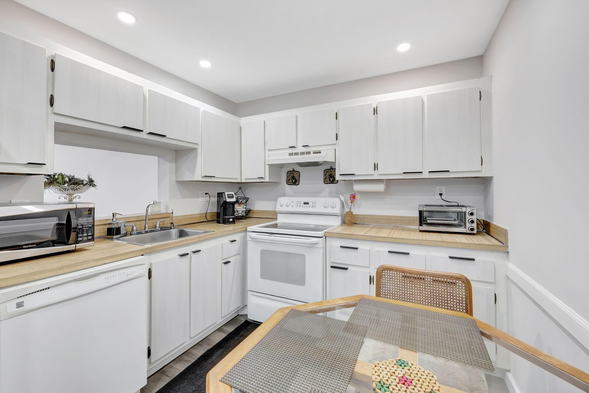 2800 Somerset Drive 218j Property Photo 11