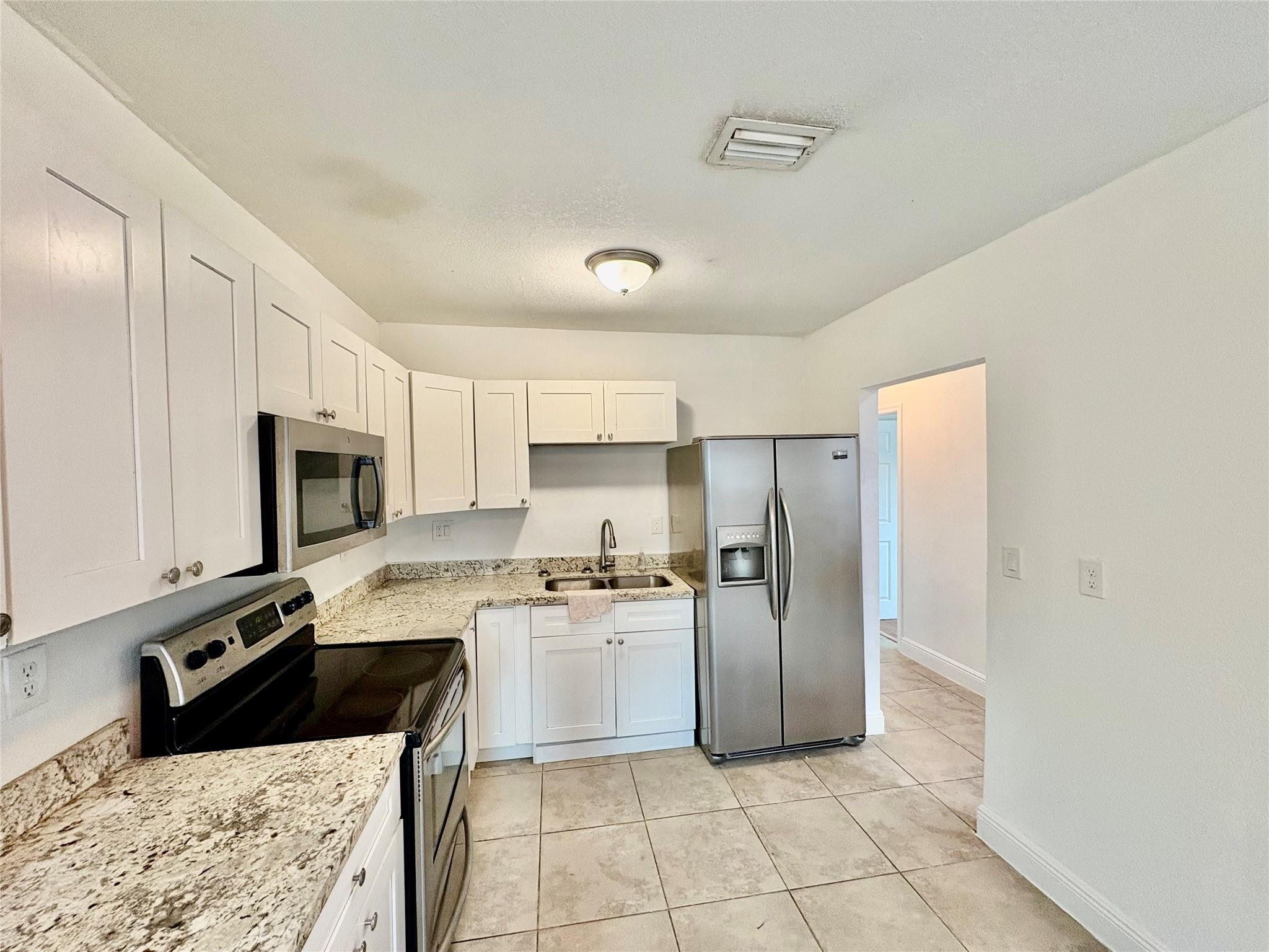 730 Arizona Avenue Property Photo 4