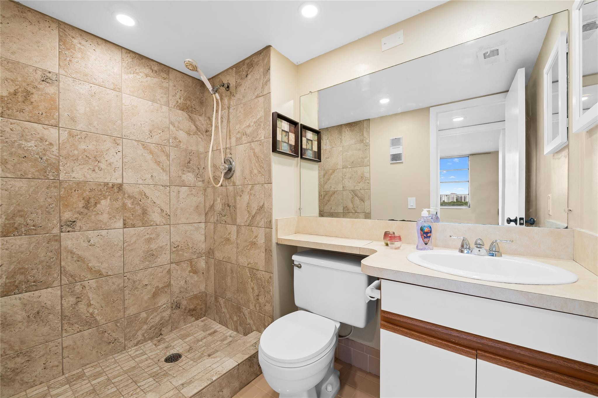 3300 W Rolling Hills Circle 610 Property Photo 11