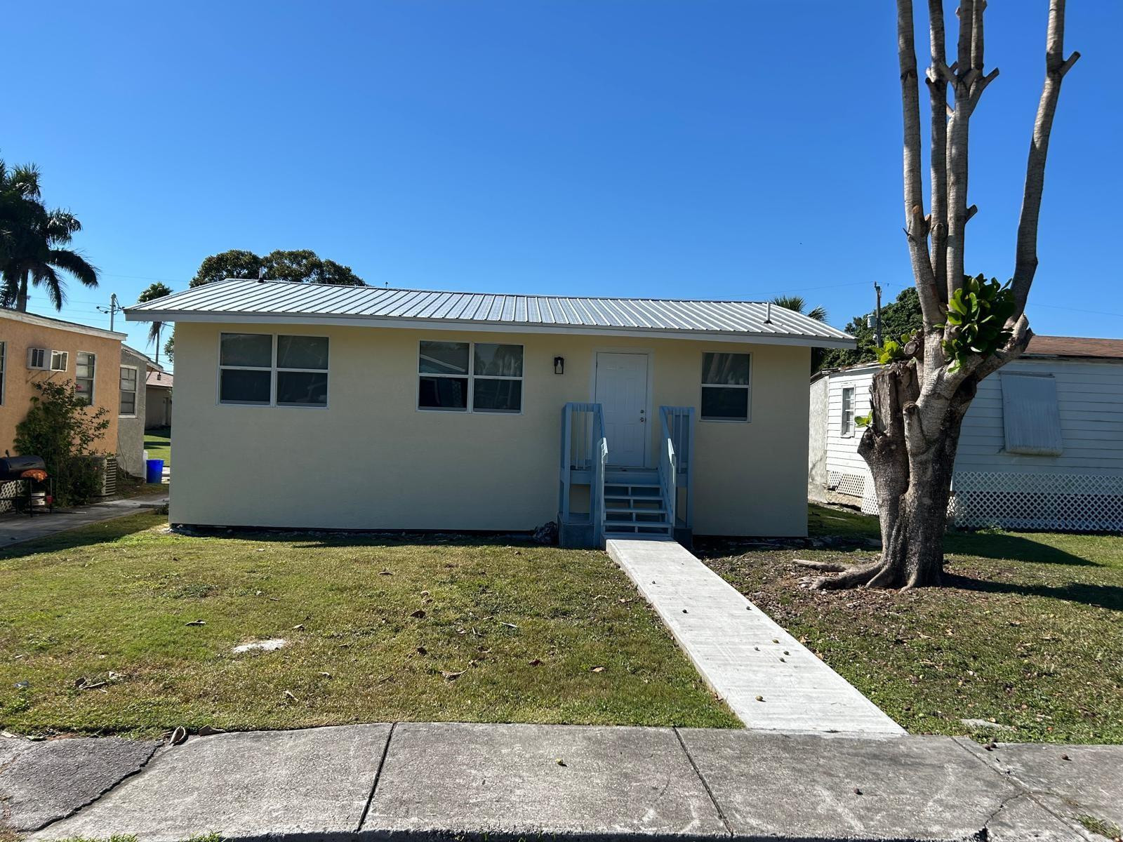 371 Banyan (MAIN HOUSE) Avenue Property Photo 1