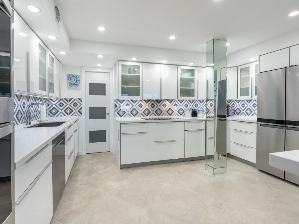 2850 N Palm Aire Drive 601 Property Photo 1