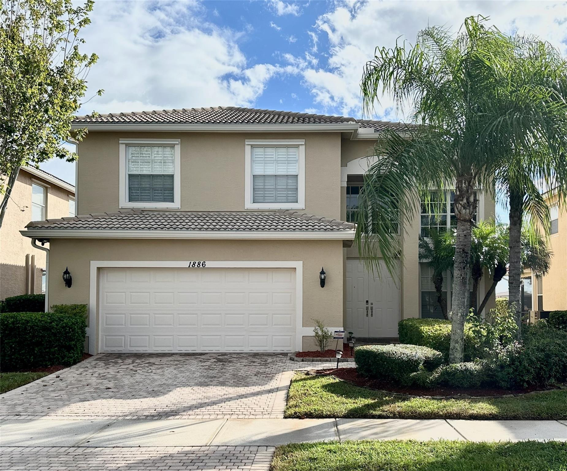 1886 SW Grey Falcon Cir Circle SW