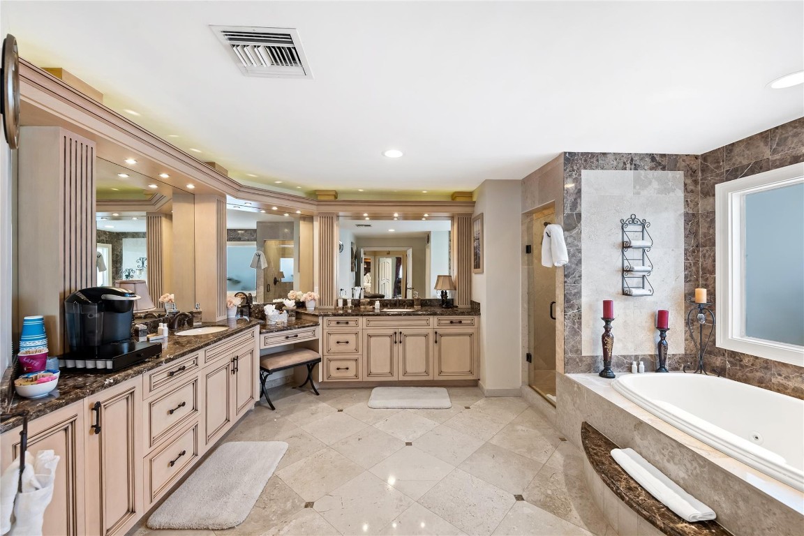 1600 S Ocean Drive Property Photo 16