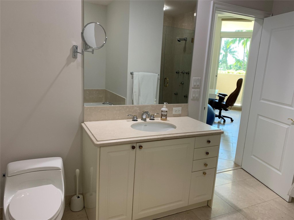 1063 W Hillsboro Mile 115 Property Photo 23
