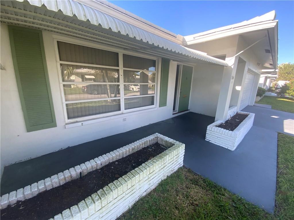 7104 Nw 70th Street Property Photo 4