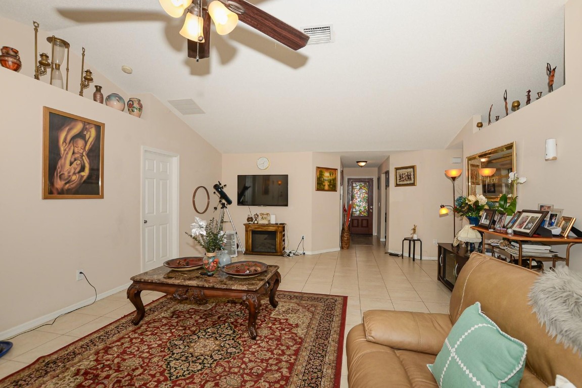 117 Ne Jettie Terrace Property Photo 8