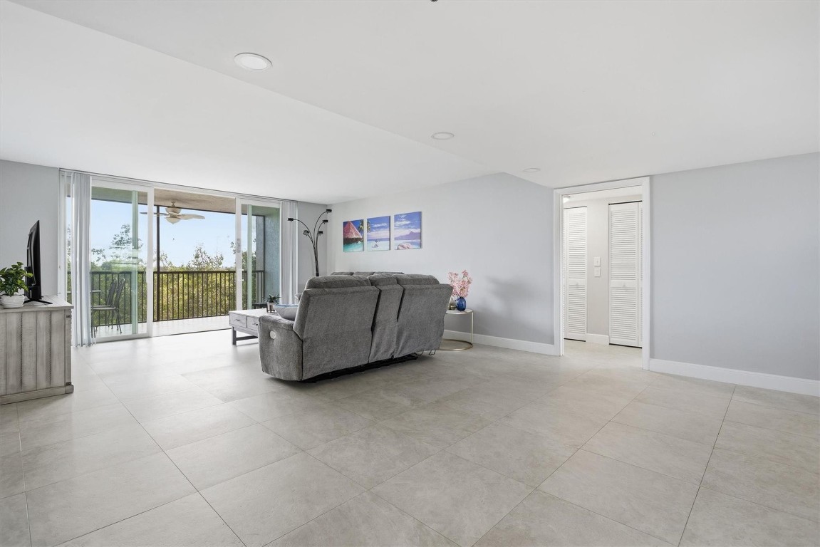 3910 Inverrary Boulevard 708-b Property Photo 5