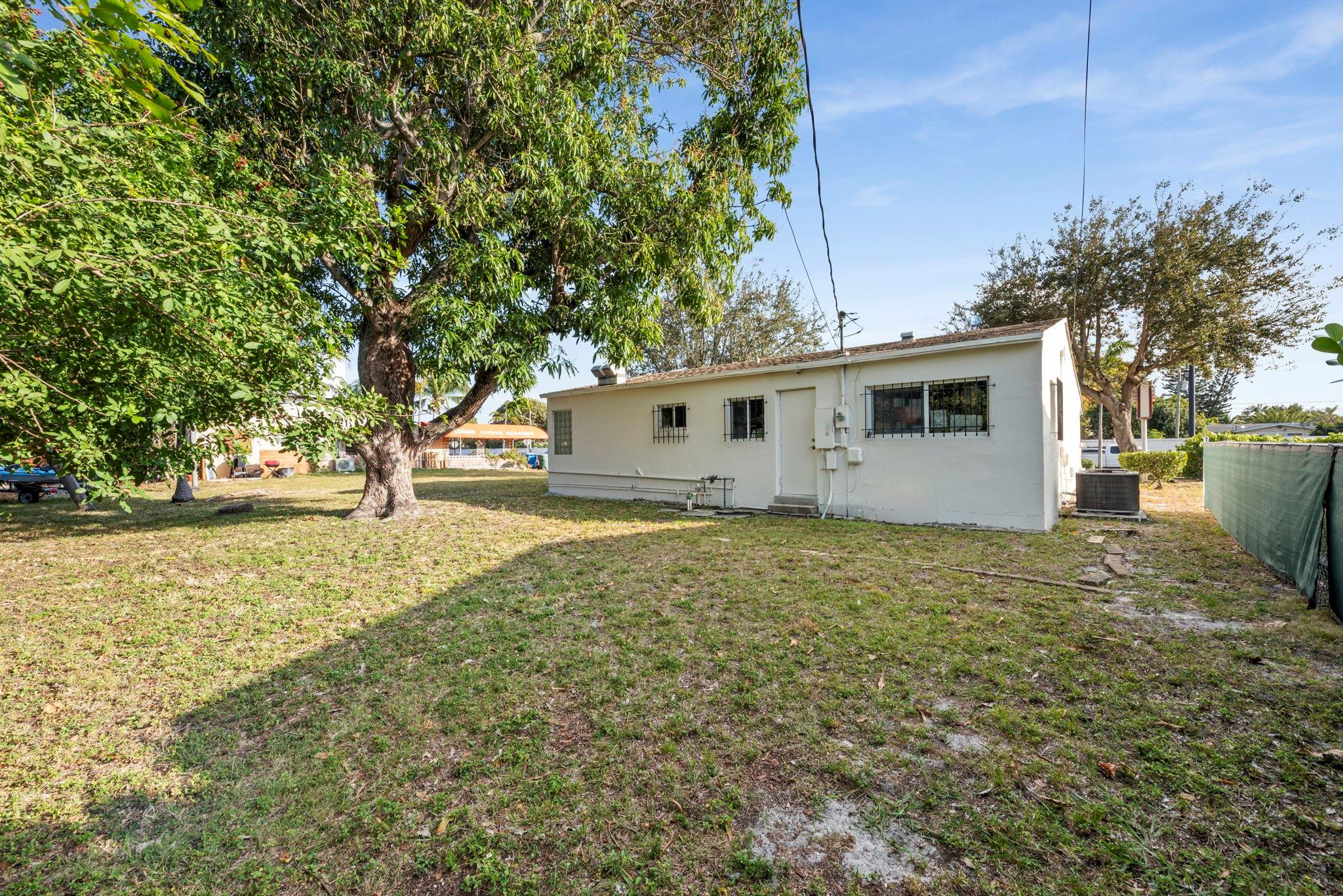 141 E Commercial Boulevard Property Photo 7