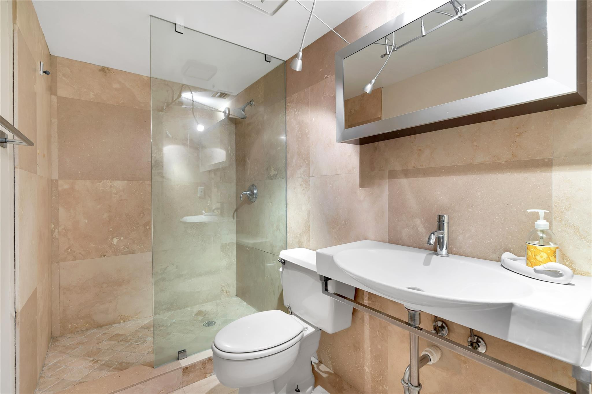 112 N Birch Road 202 Property Photo 16