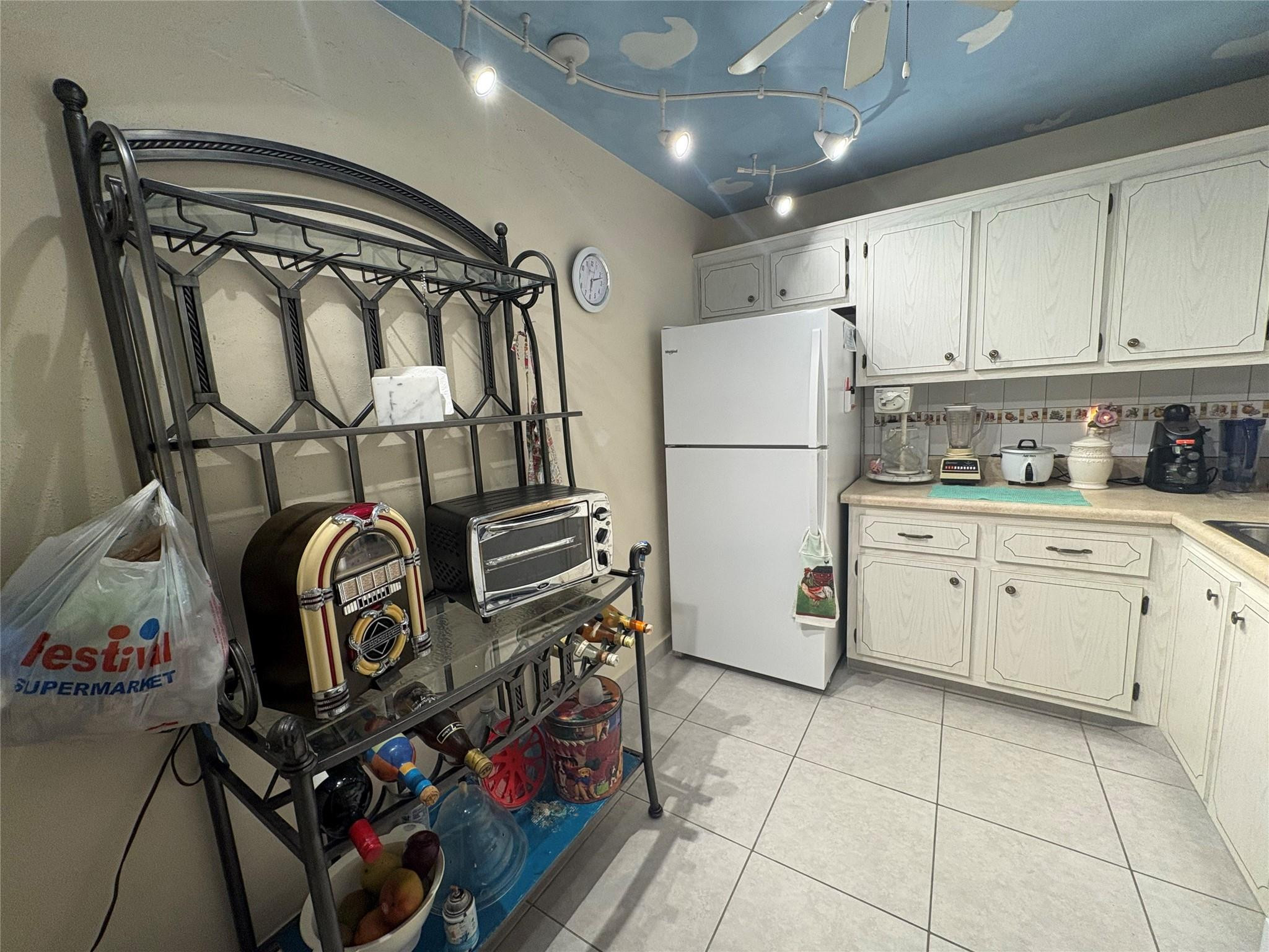 F10550205 Property Photo 2