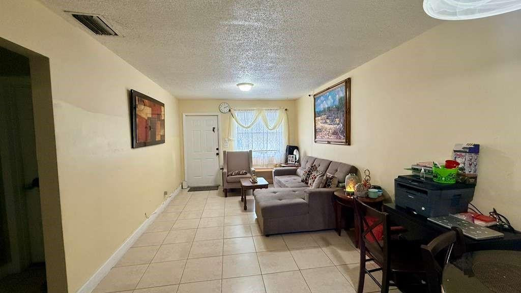 280 Ne 40th Court Property Photo 3