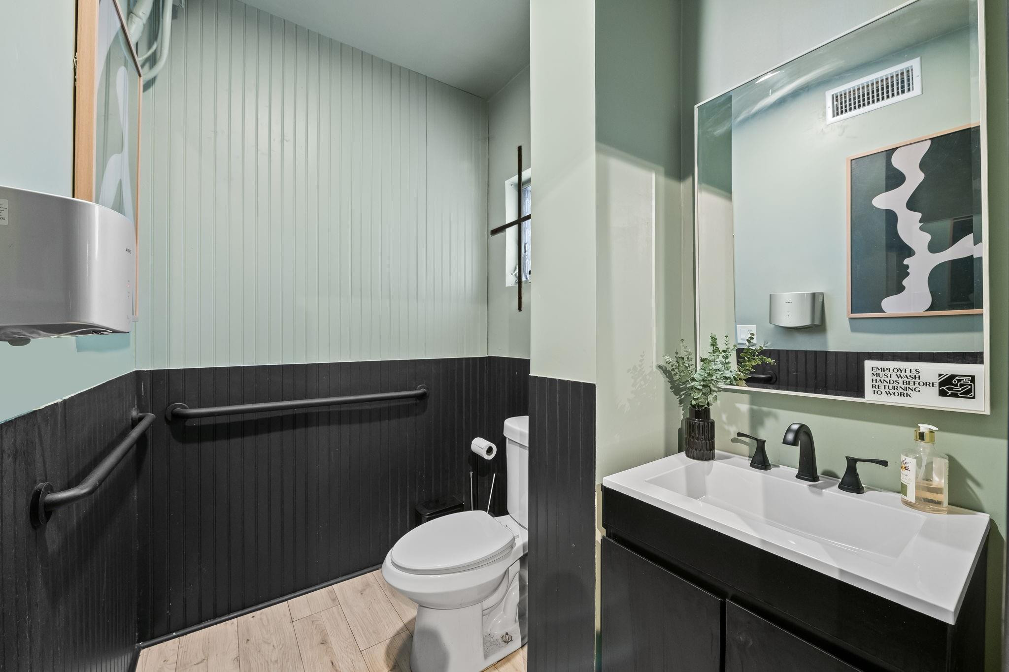 1649 E Sample Road Property Photo 8