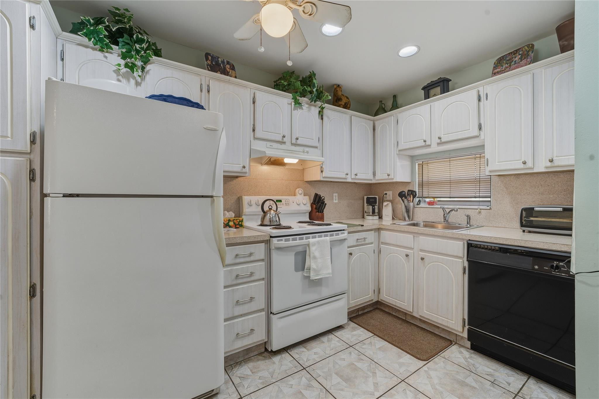 691 S Hollybrook Drive 304 Property Photo 2