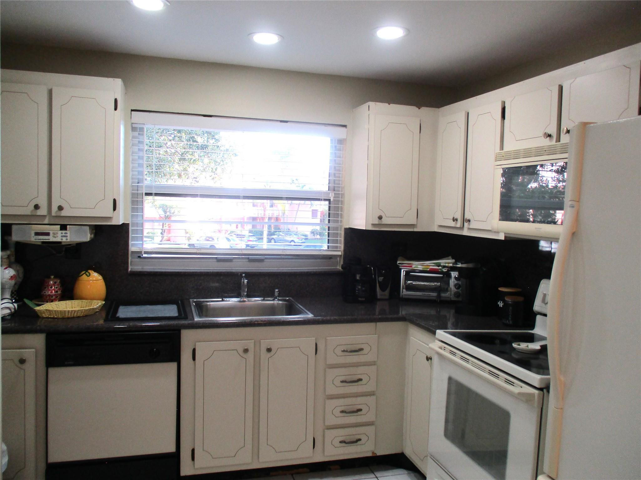 9541 Sunrise Lakes Boulevard 210 Property Photo 11