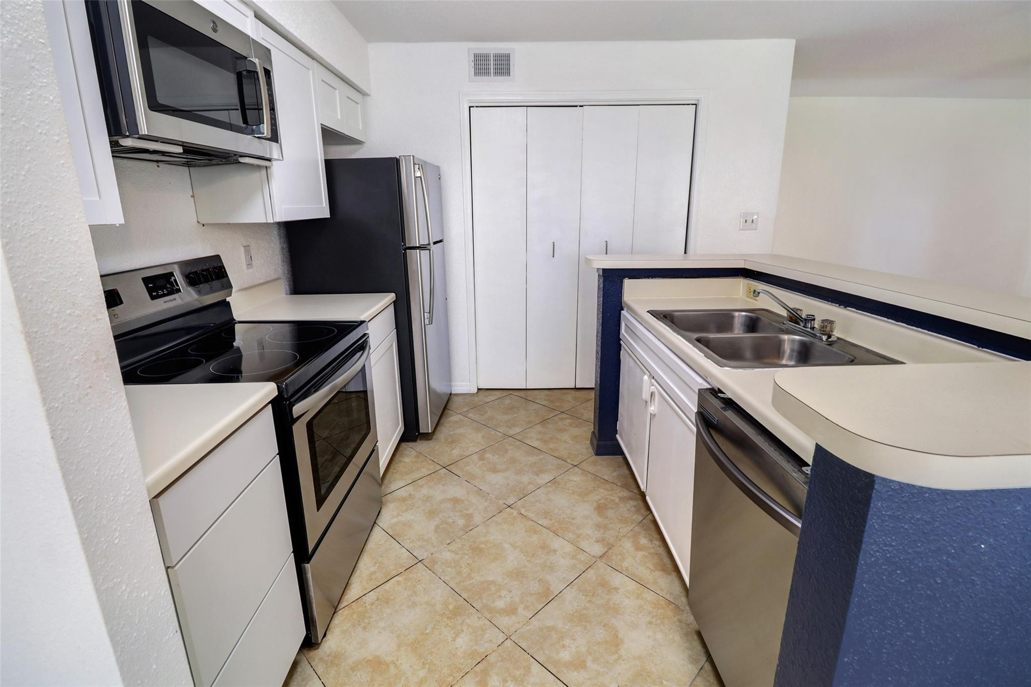 777 Riverside Drive 1516 Property Photo 3