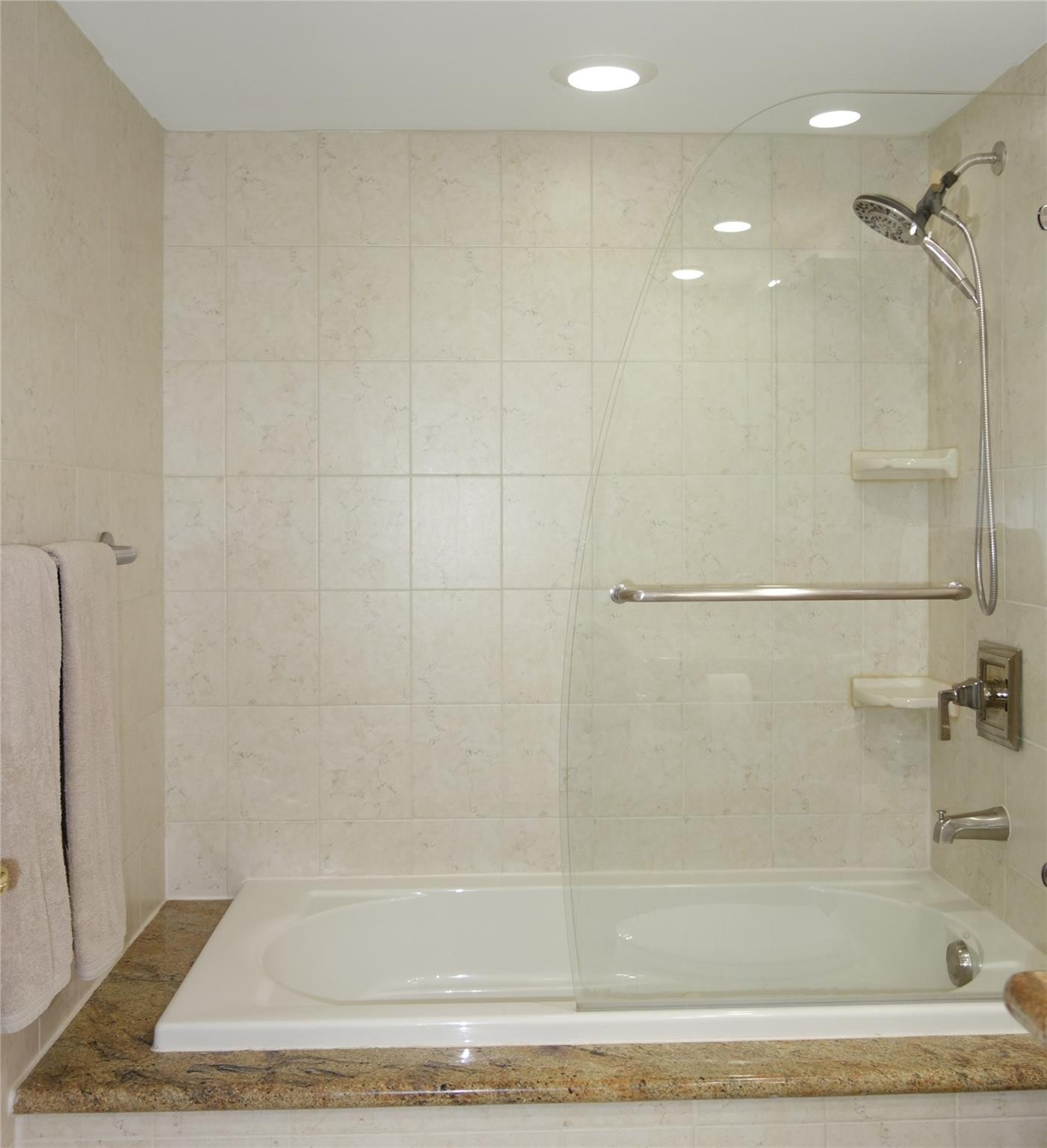 625 Oaks Drive 302 Property Photo 8